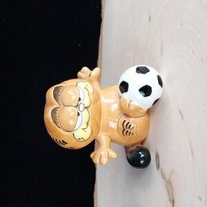 Vintage 1981 Enesco Ceramic Soccer Playing Garfield Figurine